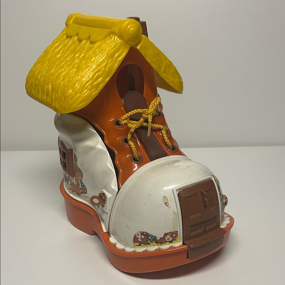 1977 vintage matchbox live and learn play boot,